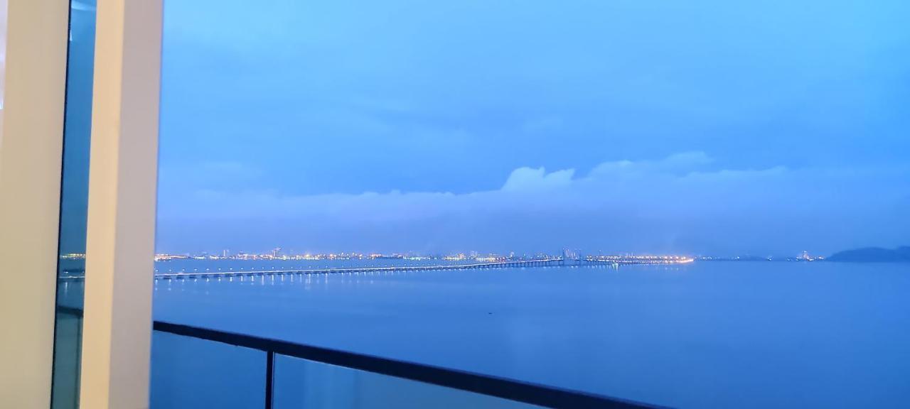 Infinite Seaview With Penang Bridge Suite With Sunrise Up To 11 Person Bayan Lepas Exteriör bild